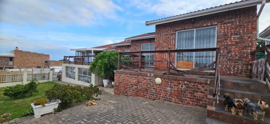 5 Bedroom Property for Sale in Wavecrest Eastern Cape